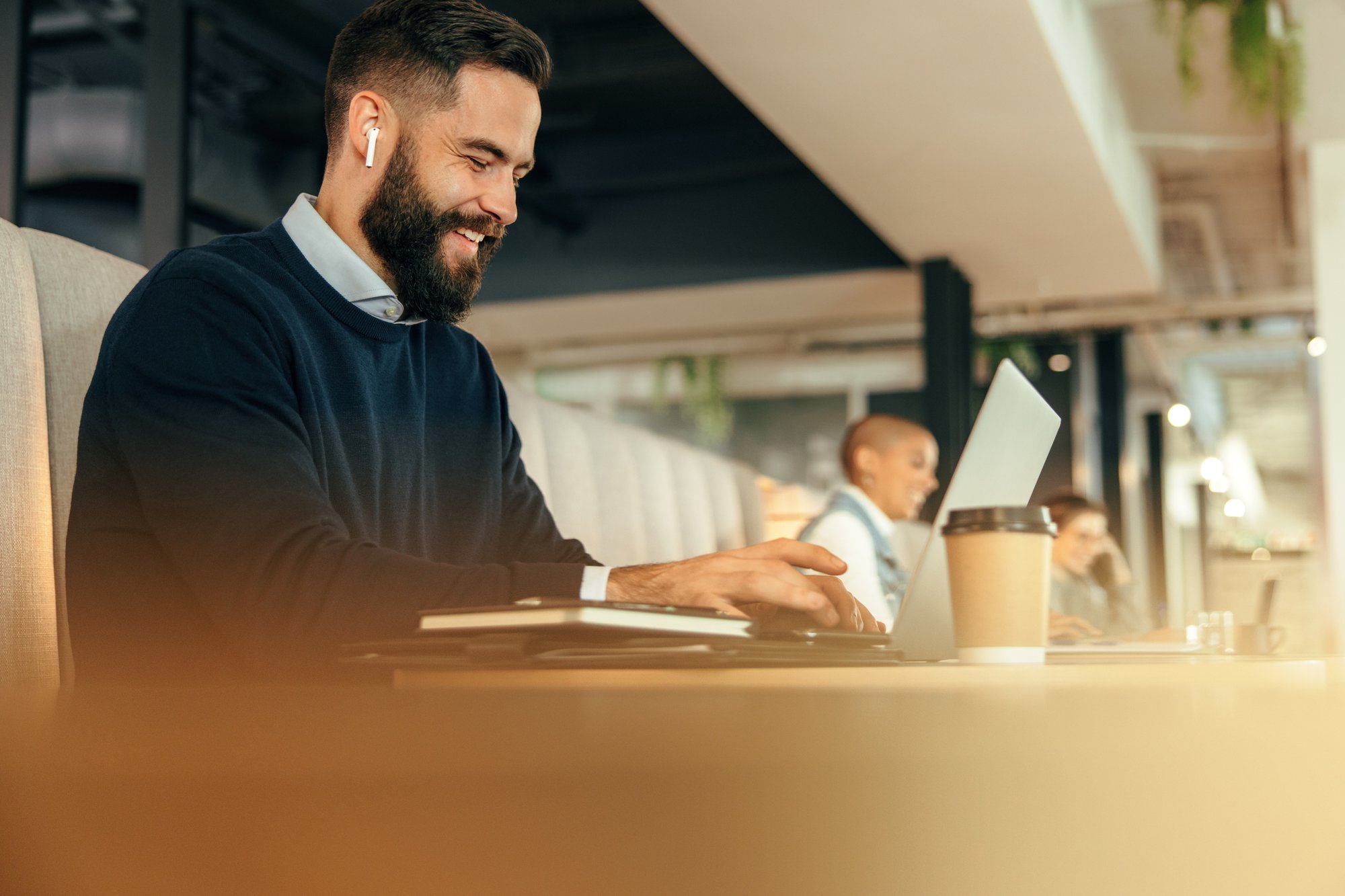 man-lapto-office-airpods